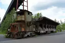 Bei der Zeche Zollverein hatten die Züge einen etwas größeren Lichtraum als bei der Bahn. Hier zu sehen sind eine Werklok mit einem Kohlewagen.

Zeche Zollverein 26.06.2016