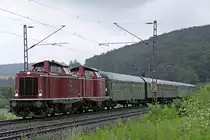 211 054-2 u. 211 019-5 auf Sonderfahrt im Regen von Vienenburg nach Rüdesheim zum Rhein in Flammen 02.07.16  10:07 am BÜ75,1 nördlich von Salzderhelden