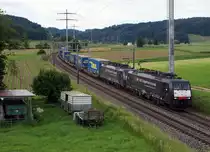 SBB: Güterzug von SBB CARGO INTERNATIONAL mit Doppeltrkation Re 189 auf der alten Stammstrecke bei Bettenhausen am 18. Juni 2016. An der Spitze des Zuges eingereiht war die 189-984 ES 64 F4-084.
Foto: Walter Ruetsch