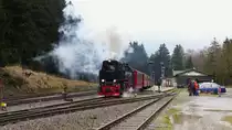 99 7239-9 hat ihre Wasservorräte erfolgreich aufgefüllt und macht sich jetzt mit dem P 8925 (Wernigerode - Brocken) auf den Weg zum Gipfel.
Schierke, 23. Dezember 2015