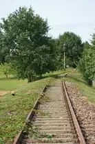 Die ehemalige  Niederlausitzer Eisenbahn  Falkenberg–Luckau–L�bben–Beeskow, Ausfahrt aus dem Bahnhof Uckro S�d (im Hintergrund das Einfahrsignal) in Richtung Luckau, aufgenommen am 12.08.2015 vom Bahn�bergang  Uckroer Dorfstra�e 