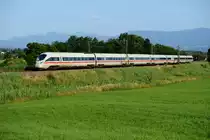 In Tagesrandlage kommt auch der ICE-T auf die KBS 950. ICE 208 von Hamburg Altona nach Innsbruck als Nachschuss in der Kurve bei Rann am 12. Juli 2013. Eingesetze Garnitur war übrigens Tz 1119, auf den Namen  Meißen  getauft.