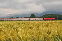 Ein unbekannter ÖBB-Taurus mit einem Personenzug bei Übersee am Chiemsee am 02.07.16
