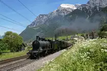 Das Highlight des Tages: Dampf-Sonderzug nach Biasca mit der A 3/5 705 und der C 5/6 2978 am 21.05.2016 bei Silenen.