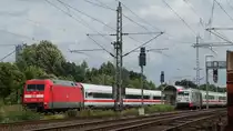 Total ungewöhnlich: Halt zweier InterCity nach Hamburg in Schwarzenbek (ist kein IC-Bahnhof), dabei 101 131 mit Metropolitan-Wagen; nach einer unbestätigten Info soll es bei Bergedorf einen Brand gegeben haben und deshalb sei die Strecke gesperrt; 02.07.2016
