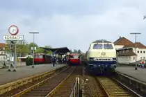 10.05.1987 - Hochbetrieb zur Abendstunde in Korbach mit 216 207 mit Eilzug nach Kassel, Schiennebus nach Marburg und Brilon Wald.