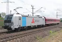 193 811-7 (retrack) am 2. 7. 2016 bei der Durchfahrt Bahnhof Riedstadt-Goddelau mit einem Tanzwagen WGmh 55 80 89-80008-7 der Firma Müller Toristik, Münster