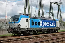 Lokportrait von 193 841 am 26.05.2015 beim Umspannwerk In Hamburg Waltershof, nachdem sie erst vor kurzem wieder neue boxxpress.de Aukleber an der Seite besaß und fuhr gen Abstellung zur Blauen Brücke.