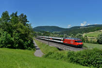 Re 460 016 mit einem IR am 23.06.2016 bei Zeihen. 