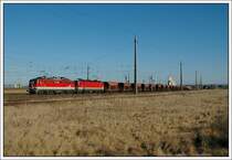 Am 11.3.2007 habe ich mit dieser Bespannung nicht mehr gerechnet. 1142 und 1144, eine kleine Abwechslung zum sonst recht faden Planbetrieb auf der Ostbahn, aufgenommen bei der Ausfahrt Gramatneusiedl.