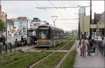 . Leswagen (Fahrschulwagen) -

Eine Bombardier Flexity Outlook Tram hier als Fahrschule unterwegs im Bereich der Haltestelle Porte de Flandre/Vlaanmsepoort in Brüssel.

23.06.2016 (M)