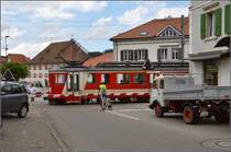 Schranke runter, mal die Szene festhalten. Dass hier aber ein Oldtimer der CJ durchfuhr, damit hatte ich nicht gerechnet. Und der zweite Oldtimer rechts im Bild fiel mir erst beim Bildersichten auf. So ist der Fotograf nicht weit genug gesprungen, aber doch gefällt mir das Ergebnis als kleine Strassenszene. Nachtrag: Die Nummer des Triebwagens ist hinter der Schranke versteckt, es dürfte sich um ABe 4/4 603 handeln. Saignelégier, Juni 2016.
