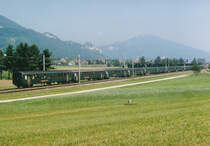 SBB: Wie sich das Outfit der SBB während den letzten Jahren verändert hat. Dies dokumentiert die einte Aufnahme aus dem Anfang der 90er-Jahre, entstanden bei Niederbipp sowie die Aufnahme eines verstärkten IR vom 18. Juni 2016 bei Bettenhausen.
Foto: Walter Ruetsch 