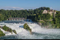 Ein DTZ überfährt am Abend des 28. Juni 2016 die Brücke über den Rheinfall.