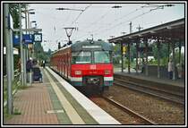 Der 420 176 ist soeben als S9 von Wuppertal Hbf in den Endbahnhof Haltern am See eingefahren. Aufgenommen im Sommer 2006. 
