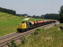 Die 271 020 mit einem Schotterzug am 05.07.2015 unterwegs bei Günzach.
