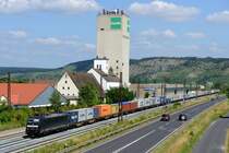 In schwarzer Lackierung kommen Traxx-Lokokomotiven wohl besser an. Zumindest gab es keine Unmutsäußerungen, als am 20. Juli 2013 die 185 565 von MRCE Dispolok mit DGS 69067 von Weddewarder Tief nach Nürnberg Hafen durch Karlstadt rauschte.