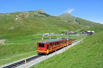 Die Tage der alten BDhe 2/4 im Regelverkehr sind endgltig gezhlt. Bereits 2 der neuen Triebzge sind im Einsatz; deshalb nutzte ich die Gelegenheit noch einmal: Bt 32 und BDhe 2/4 208 oberhalb von kleine Scheidegg, 04.07.2016. 

