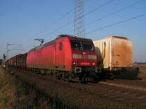 BR 145 018-8 rollt am 27.3.07 gegen 17:00 Uhr, wegen einer Geschwindigkeitsbegrenzung von 80 km/h bei Streckenkilometer 59.6 auf der KBS 380 Richtung Hannover, nur langsam am stehenden Zug auf dem Gegengleis vorbei.