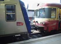 Gleicher Triebwagentyp (EAD-Caravelle) mit ganz unterschiedlichem Aussehen:
Links der modernisierte Triebwagen X 4773 und rechts der originale unmodernisierte Steuerwagen XR 8395.
Ein Teil der EAD-Triebz�ge war mit einer neuen Inneneinrichtung und -besonders auff�llig- mit neuen verl�ngerten F�hrerst�nden modernisiert worden. Auch wenn sie das klassische Aussehen der Fahrzeuge v�llig ver�ndern: Diese F�hrerst�nde bieten nat�rlich bessere Arbeitsbedingungen und einen besseren Schutz f�r das Personal.

Strasbourg
03.03.2007