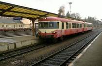 EAD X 4427 f�hrt am 03.04.2006 um 12:16 in Sarreguemines ab nach Bitche.

Klassischer Triebwagen- Einen Ru�filter hat er allerdings nicht...