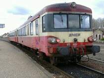 EAD X 8586 + 4415 sind um 12:50 aus Sarreguemines in Sarralbe angekommen. 
Dieser ehemalige Bahnknoten sieht heutzutage nur noch wenige Z�ge und die meisten Strecken sind stillgelegt.

03.04.2006