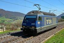 Re 465 006-5. Einsam durchquert die BSL-Lok  L�tschental  ein anderes Tal. Hier ist sie im lieblichen Fricktal im Aargau am 2.4.2007 bei bestem Fr�hlingswetter zu sehen. Wo mag die Fahrt wohl hingehen ?