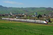 Ein weisses Band in einer gr�nen Landschaft. Der ICN befindet sich kurz hinter Frick im Aargau und f�hrt nach Z�rich. Er kommt von Basel und braucht ca. 90 Minuten f�r die gesamte Strecke. 2.4.2007