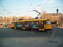 T4D 224 202-7 mit Werbung f�r die SOEG (Schmalspurbahn Zittau) am Neust�dter Markt (Goldener Reiter) beim Abbiegen auf die Augustusbr�cke. Hintendran noch TB4D 244 007-3. (Linie 8 / 2.04.07)