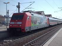 BR 101 122-8  China Airlines  zog am 28.03.2007 den IC 2457  Strelasund  von D�sseldorf Hauptbahnhof nach Ostseebad Binz. Hier trifft sie gerade mit 8 Minuten Versp�tung in den Bahnhof Bitterfeld ein. Die Versp�tungen kamen durch die Bauarbeiten in den Bahnhof von Halle(Saale). Aber auch hier in Bitterfeld waren am 28.03.2007 Bauarbeiten.