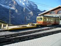 Zahnradtriebwagen BDeh 2/4  201 mit Dienstwagen X 84 vor den alten Depot auf der Kleinen Scheidegg am 06.09.2006