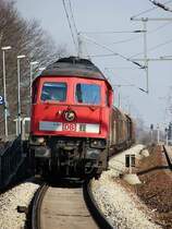 … wenige Minuten sp�ter muss sie (232 401) zwecks Kreuzungshalts in Martensdorf bei Stralsund auf Seite gehen… 