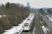 Von einem Fußgängersteg im Südosten Frankfurts konnte ich 411 029  Kiel  ablichten.
Aufnahmedatum: 06.03.2010