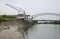 415 005  Marburg  überquert mit Hilfe der Deutschherrnbrücke den Main in Frankfurt.
Aufnahmedatum: 23.07.2010
