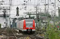 Vor mehreren Jahren gab es eine RE 9-Verstärkerleistung von Köln Hbf nach Au (Sieg)
die mit 423ern der S-Bahn Köln gefahren wurde, wie in diesem Falle von 423 040 + 423 191.
Das Foto wurde am 05. Juni 2009 aufgenommen und zeigt die beiden Fahrzeuge im Gleisvorfeld zwischen Köln Bbf und Hbf.