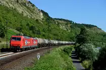 Am 02. August 2013 gab sich dieses HGK-Doppel die Ehre: 145-CL 012 hat eine 185 und einen langen Kesselzug im Schlepp, als sie bei Gambach im Maintal die Weinberge entlang rauscht. 