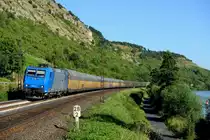 Eine Wäsche hat 185 512 spendiert bekommen, deswegen war sie mir diese Aufnahme wert, die sie am 02. August 2013 vor DGS 75738 von Dingolfing nach Bremerhaven Kaiserhafen zeigt. Aufnahmestandort: Kilometer 28.2 zwischen Gambach und Karlstadt. Ladegut sind BMWs der 5-er und 7-er Reihe, welche nach Übersee exportiert werden.