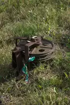 Die Zufahrt zum BW Wegliniec war sicher mit einer mechanischen Schranke gesichert, heute findet sich nur noch eine Umlenkrolle. 06.07.2016 17:24 Uhr.