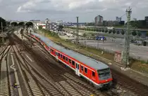 RB77 (RB21129) von Kiel Hauptbahnhof nach Neumünster verlässt geschoben von 112 175-5 den Starbahnhof. (11.7.2016)