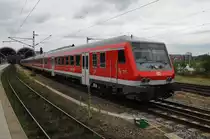 RB77 (RB21120) von Neumünster hat das Ziel der Fahrt soeben erreicht und fährt in Kiel ein. Gezogen hat 112 175-5. (11.7.2016)