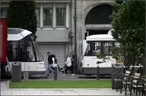 . Kopfformen von heute und gestern in städtischen Umfeld -

Das Straßenbahn-Design hat sich in den letzten Jahren schon sehr gewandelt, was hier im Vergleich der Antwerpener Bombardier Flexity 2 (Albatros) Tram und der PCC-Straßenbahn deutlich wird. Die Bahnen stehen hier an der Haltestelle Centraal Station Perron 6.

24.06.2016 (M)






