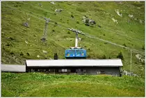 Nicht überall hängt sie hoch in der Luft, die Kabine der Arosa-Weisshorn-Bahn, etwas oberhalb der Mittelstation. (06.07.2016)
