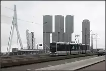 . Eine Citadis-Straßenbahn und Bauwerke von Star-Architekten -

Die Citadis-Tram befährt hier die Erasmusbrücke über die Nieuve Maas in Richtung des Rotterdamer Zentrums.  

Die 1996 fertiggestellte Erasmusbrücke wurde vom Amsterdamer Büro UNStudio geplant, das in Stuttgart auch das Mercedesmuseum gebaut hat. Hinter den Schrägseilen der Erasmusbrücke der KPN Tower vom italienischen Architekten Renzo Piano aus dem Jahr 2000. Der große Hochhausstapel 'De Rotterdam' (2013) stammt vom Rotterdamer Büro OMA mit Rem Koolhaas, die in Berlin die Niederländische Botschaft bauten oder in Peijing den CCTV-Tower. Rechts dann noch das Wohnochhaus 'New Orleans' des portugiesischen Architekten Alvaro Siza aus dem Jahr 2010.

21.06.2016 (M)












