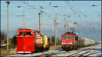 Nach dem Winterchaos von Anfang 2010 wollte man auch im Nordosten für die kommenden Winter besser gerüstet sein. 

Da der Anschluss zum Bahnstromwerk, dem Sommerquartier der Stralsunder Räumtechnik, selbst von Verwehungen betroffen sein könnte, sollten der Meiningen-Pflug und die Beilhack-Schneeschleuder künftig für die Wintermonate in der Bahnmeisterei des Hauptbahnhofs in Bereitschaft stehen, um überhaupt ihre Verfügbarkeit sicherzustellen. 

Und so ist pünktlich zum meteorologischen Winterbeginn am 01.12.2010 ein GAF damit beschäftigt, SPM418 aus dem Anschluss des Bahnstromwerks zu ziehen, während die durch die MEG angemietete 155 230-6 mit dem umgeleiteten Zementpendel von Rostock-Seehafen nach Rüdersdorf unterwegs ist.