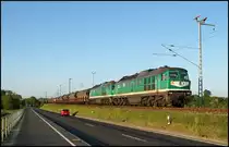 Ein paar Anrufe lockten mich am Abend des 25.05.2016 noch einmal vor die Tür, denn so einen Auftritt bekommt man schließlich nicht alle Tage geboten: 

Mit der kranken V300 003 und ihrem Leerzug von Mukran am Haken jodelt V300 004 über den Rügendamm.