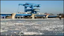 Frostige Tage und knackig kalte Nächte sorgten Anfang des Jahres im Nordosten für erstes Eis in den küstennahen Bereichen. So stellte sich auch ohne Schnee zumindest etwas Winterfeeling ein. 

Grund genug am 05.01.2016 einen kurzen Stopp in Wolgast einzulegen, um UBB 29418 von Swinoujscie Centrum nach Züssow beim Passieren der nunmehr auch schon fast 20 Jahre alten Peenebrücke abzulichten.