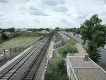 Das teuerste Einzelprojekt der neuen Strecke ist die Unterführung der Straßenbahn unter der Bahnstrecke Käfertal- Waldhof hindurch. Sie liegt zwischen den Haltestellen  Ulmenweg  und  Jugendverkehrsschule . Fotografiert am 06.07.2016.  