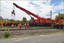 Bauzug-Entgleisung Radolfzell. Jetzt wird wieder aufgegleist. Juli 2016. 

Standort des Fotografen auf öffentlicher Straße hinter der Absperrung der Polizei.