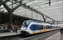 Passend: Zug und Bahnhof -

Die Formen des modernen Bahnhofes und der moderne Triebzug passen formal gut zueinander. Schön finde ich die lichtdurchflutete Dachkonstruktion mit ihren auffälligen Stützen. Rotterdam Centraal mit Sprinter Lighttrain der Reihe 2400.

21.06.2016 (M)
