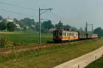 GFM/TPF: Die herrlichen Aufnahmen, die Julian Ryf am 12. Juli 2016 eingestellt hat, erinnerten mich an dieses Archivbild vom 5.Oktober 1986. Es handelte sich um den Zug 60 mit dem ABDe 4/4 164 und vier unterschiedlichen Wagen. Bei den beiden eingereihten  schweren B handelte es sich um die B 343 und B 341, ehemals SBB. Dieser Planzug befand sich auf der Fahrt von Ins nach Fribourg. Fotografiert wurde er bei Cressier. Diese Aufnahme dokumentiert im Vergleich zu den Bilder von Julian Ryf die Veränderung seit den 80er Jahren.
Foto: Walter Ruetsch  